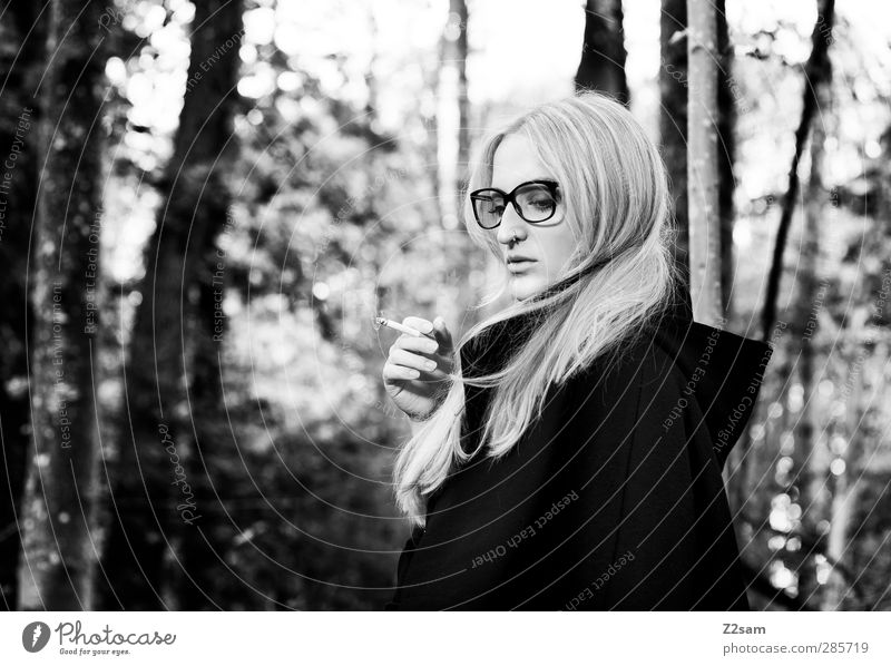 L. elegant Stil feminin Junge Frau Jugendliche 1 Mensch 18-30 Jahre Erwachsene Natur Landschaft Herbst Baum Sträucher Wald Mode Jacke Brille blond langhaarig