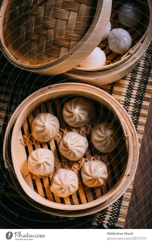 Hausgemachte Knödel in einem Bambusdampfer Vorspeise asiatisch Brötchen China Chinese Teigwaren Lebensmittel frisch Gesundheit gebastelt heiß Mahlzeit