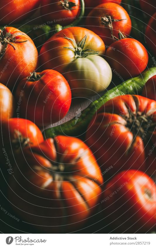 Ökologische und natürliche Tomaten Landwirtschaft Diät ökologisch Lebensmittel Frucht grün Gesundheit Menschenleer organisch Pfeffer RAF roh rot hässlich Sorten