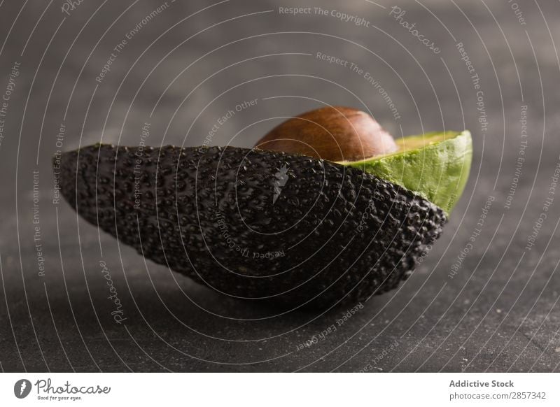 Geschnittene Avocado auf dunklem Hintergrund Ordnung Chile Koriander lecker Dip exotisch Lebensmittel Frucht grün Guacamole Gesundheit Zutaten natürlich