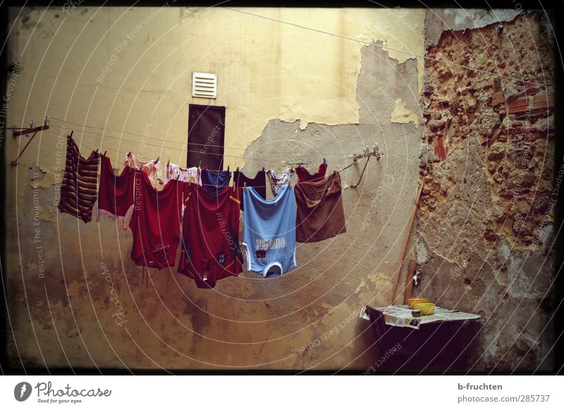 Trockenzeit Mauer Wand alt Armut einfach Vorsicht geduldig ruhig Einsamkeit Überleben Vergänglichkeit Wäsche waschen Wäscheleine trocknen Bekleidung Textilien