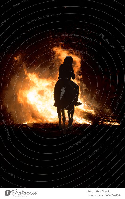 Reiten durchs Lagerfeuer antik Tier Freudenfeuer brennen Feste & Feiern Angst Feuer Flamme Pferd springen Nacht Party Reinigung Reiter Ritual Spanien Tradition