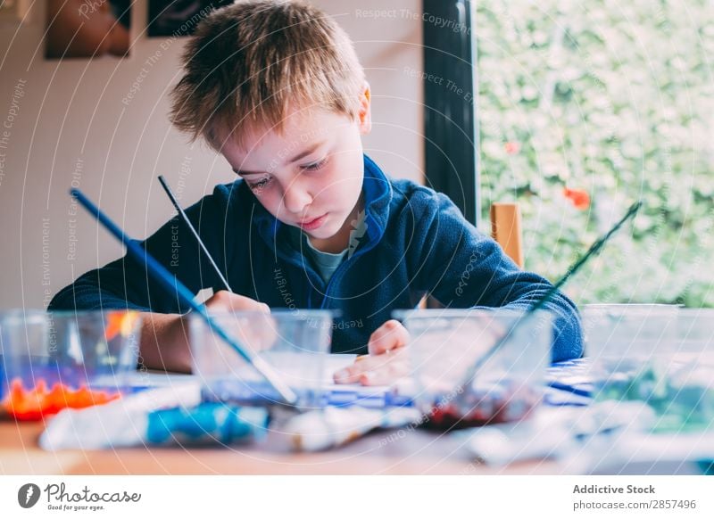 Blonder kleiner Junge malt mit Acrylfarben. acrilic Kunst Künstler blond Kohlenstoff Farbe mehrfarbig Handwerk Kreativität Zeichnung Kind malen Papier Bleistift