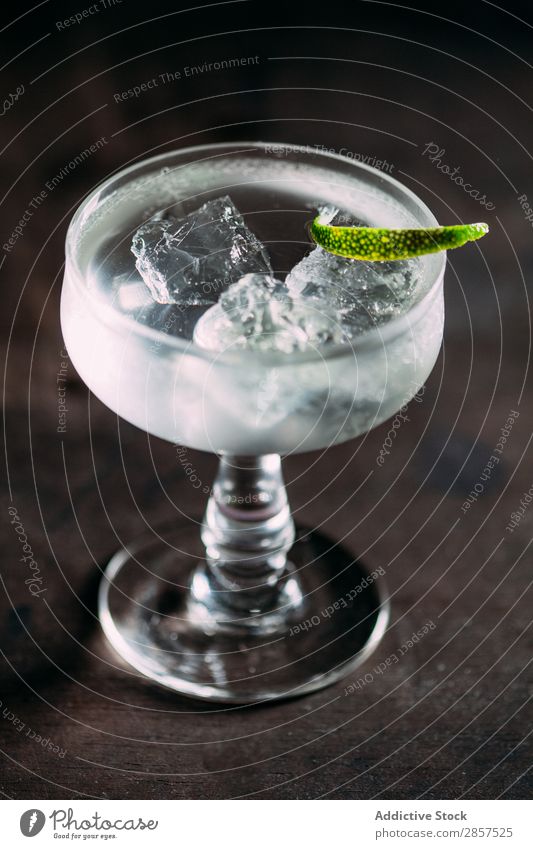 Kalt-Likörbecher mit Kalkscheibe Eis Cocktail Glas trinken Soda Hintergrundbild Tasse kalt Wasser nass liquide Alkohol Saft Würfel weiß Getränk Erfrischung