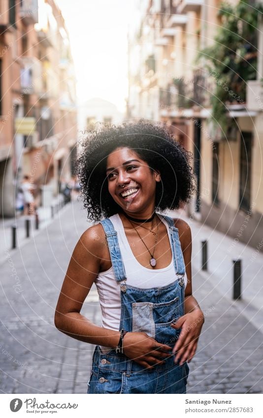 Porträt einer schönen schwarzen Frau. Afrikanisch Afro-Look Mensch Großstadt Jugendliche Mädchen Amerikaner Lächeln Glück Mode Erwachsene lässig genießen Blick