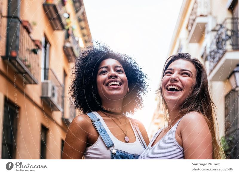 Schöne Frauen haben Spaß auf der Straße. Freundschaft Jugendliche Glück Sommer Porträt Mensch Freude Lächeln laufen Rassismus Erwachsene Mädchen Paar