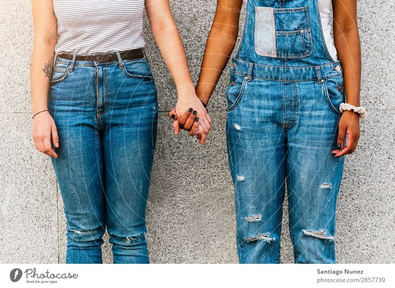 Nahaufnahme der Hände verschiedener Rassen. Frau Freundschaft Jugendliche Homosexualität Partnerschaft Glück Sommer Mensch Freude Hand Rassismus Erwachsene