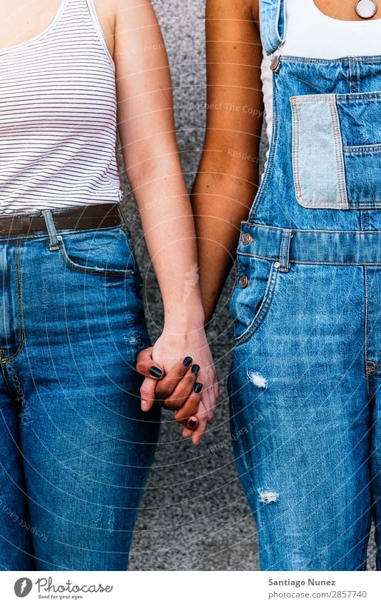 Nahaufnahme der Hände verschiedener Rassen. Frau Freundschaft Jugendliche Homosexualität Partnerschaft Glück Sommer Mensch Freude Hand Rassismus Erwachsene