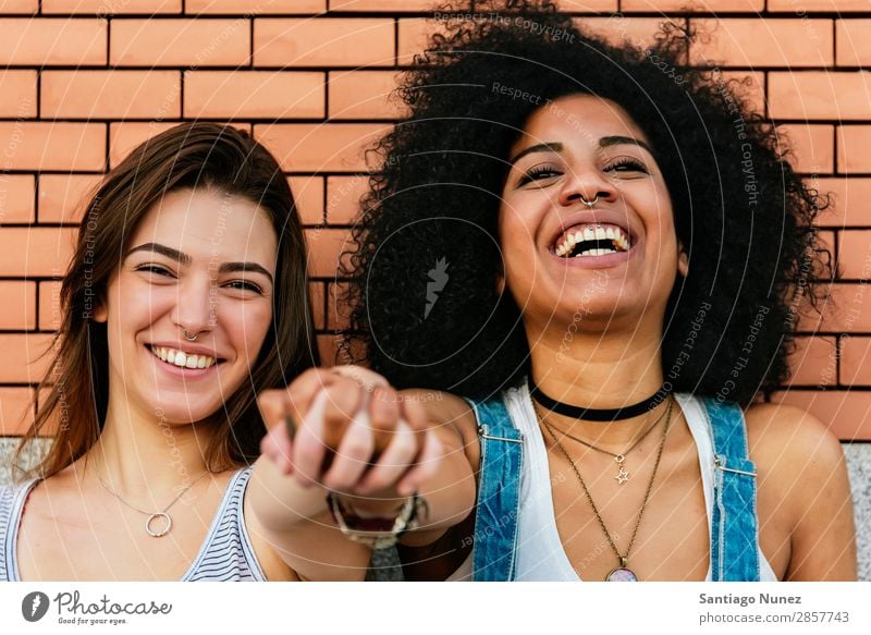 Schöne Frauen haben Spaß auf der Straße. Freundschaft Jugendliche Glück Sommer Porträt Partnerschaft Mensch Freude Lächeln Hand Rassismus Mädchen hübsch schön 2