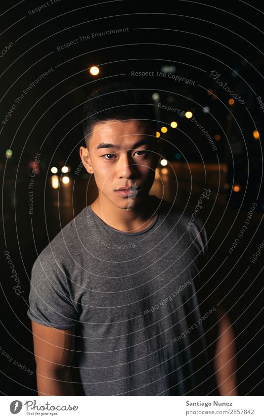 Porträt eines asiatischen jungen Mannes in der Stadt. Chinese Japaner attraktiv lässig Stadtleben Bekleidung Tag Jeansstoff gutaussehend Lifestyle Mensch 1