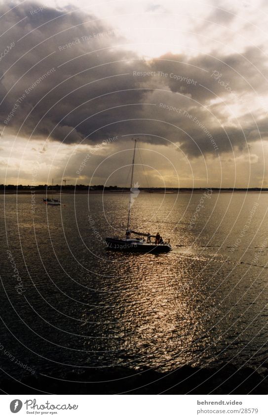 Segelyacht in der Abendsonne Sportboot Jacht Segelboot Segelschiff Meer Wolken Licht Stimmung Segeln Wasserfahrzeug Sonne Reflexion & Spiegelung Howth