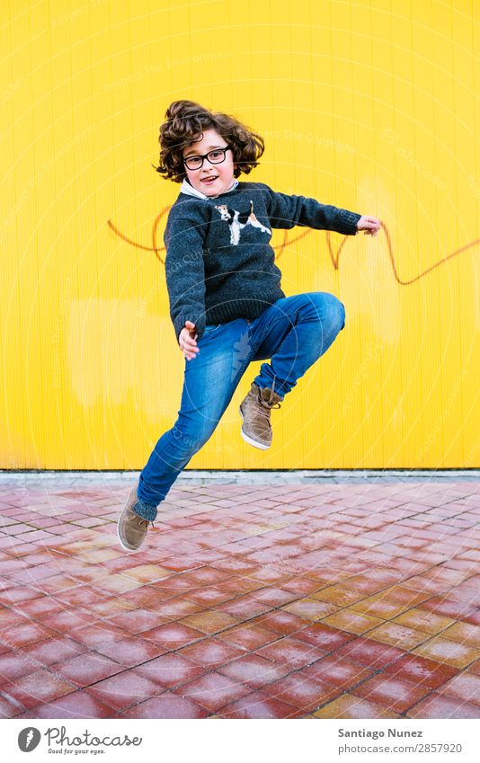 Fröhlicher Junge beim Springen. springen Kind Aufregung Stil Jugendliche Straße Stadt Freestyle Hintergrundbild Großstadt Mann Model Lifestyle Außenaufnahme