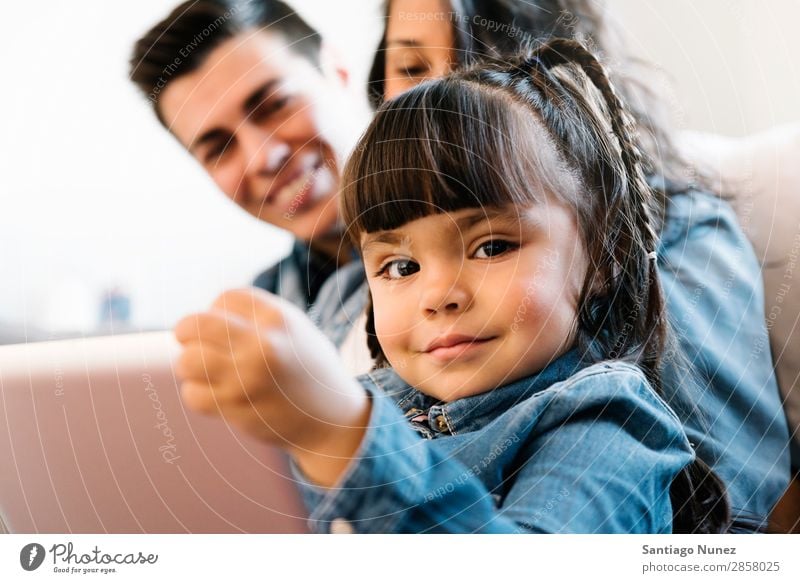 Glückliche Familie mit Tablette. Familie & Verwandtschaft Tablet Computer Eltern digital heimwärts Jugendliche benutzend Kind Bildung Liege sitzen heiter