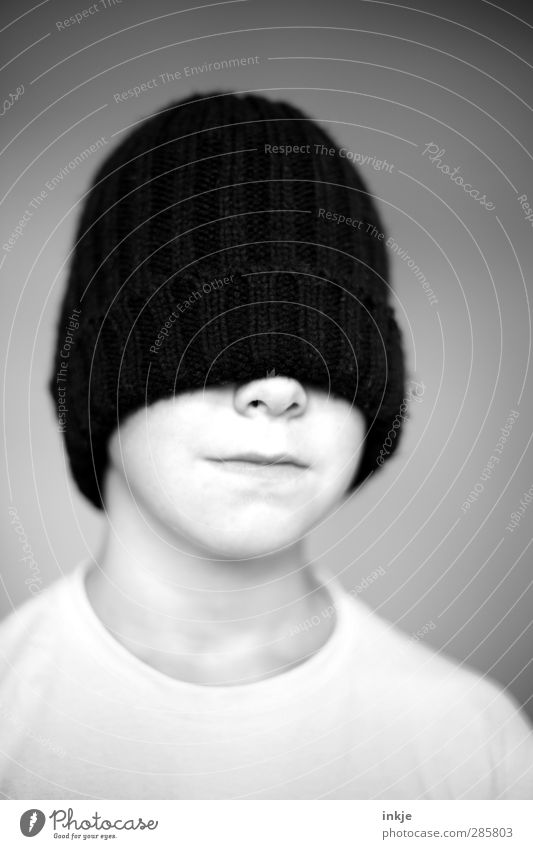 Mütze (schwarz) Stil Junge Kindheit Leben Kopf Gesicht Kinderportrait 1 Mensch 8-13 Jahre Wollmütze außergewöhnlich Coolness dunkel Wärme Gefühle Stimmung