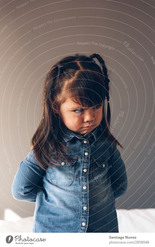 Porträt eines schönen traurigen Mädchens. Wut gekreuzt Kind Porträtmalerei klein Traurigkeit Arme Lifestyle hübsch Entschuldigung schmollend Mensch Frau