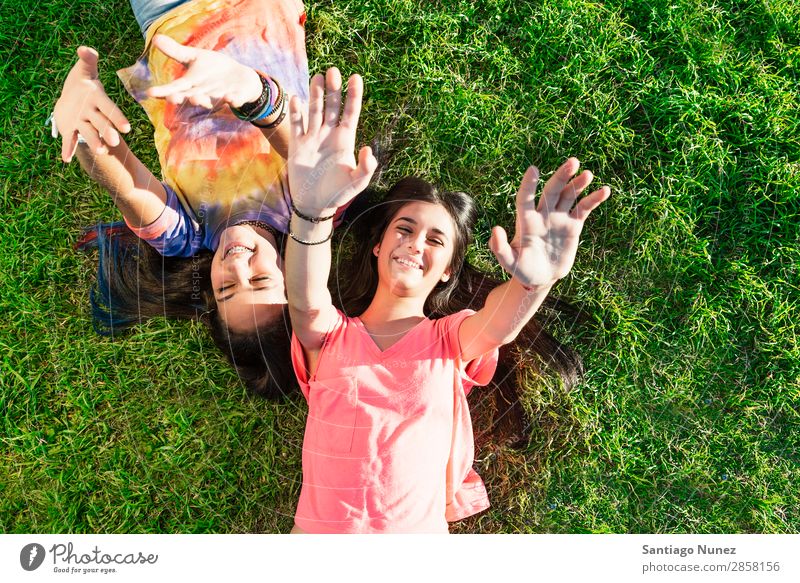 Wunderschöne Teenager-Mädchen haben Spaß im Sommerpark. Im Freien Halterung Kaukasier heiter Kind Tochter Frau Freundschaft Freude lustig Gras grün Glück