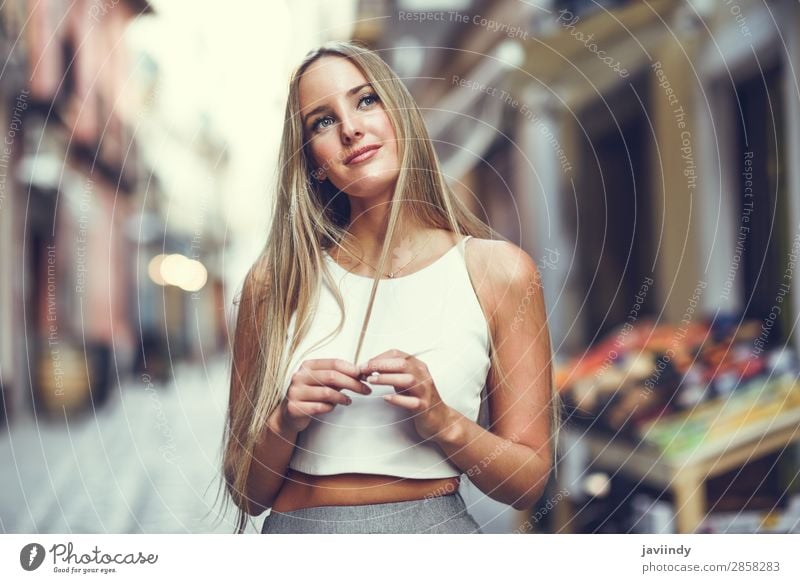 Schöne junge blonde Frau im urbanen Hintergrund. Lifestyle elegant Stil Glück schön Haare & Frisuren Sommer Mensch feminin Junge Frau Jugendliche Erwachsene 1
