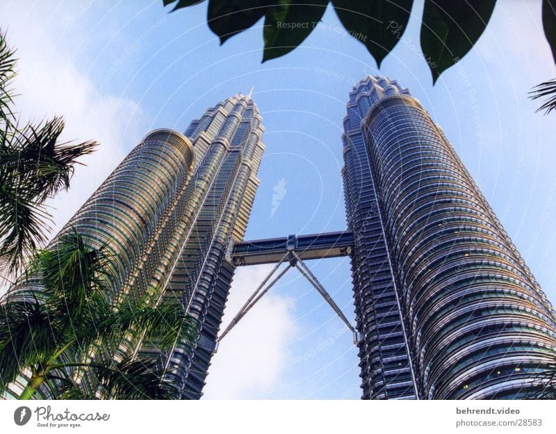 Petronas Towers Petronas Twin Towers Malaysia Kuala Lumpur Stahl Gebäude Hochhaus Architektur Niveau Brücke aufwärts himmelwärts vertikal Stahlkonstruktion