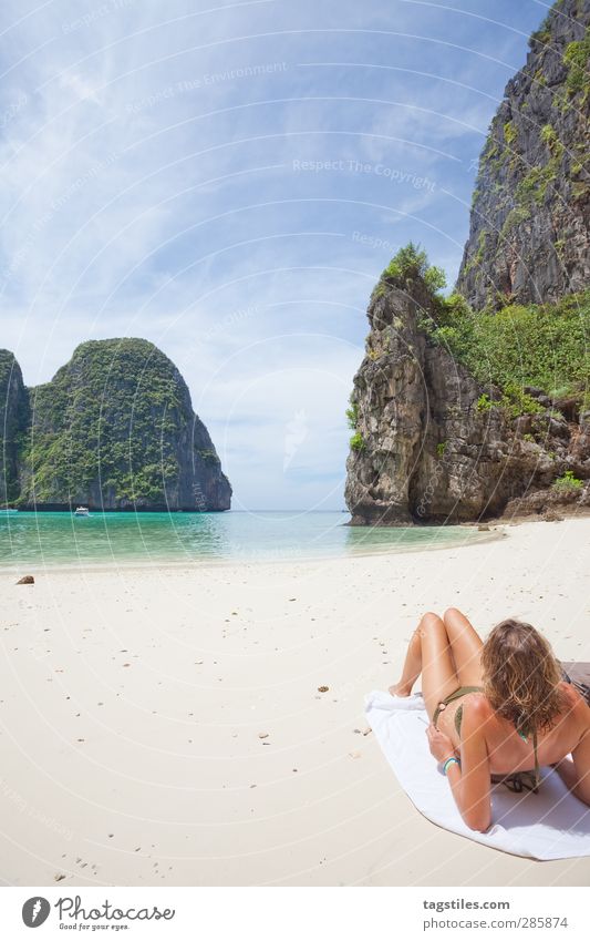 Thailand - Ko Phi Phi Le - Maya Bay Krabi Phi Phi island Frau Bikini dünn zierlich maya bay Andamanensee Ferien & Urlaub & Reisen Idylle Freiheit Postkarte