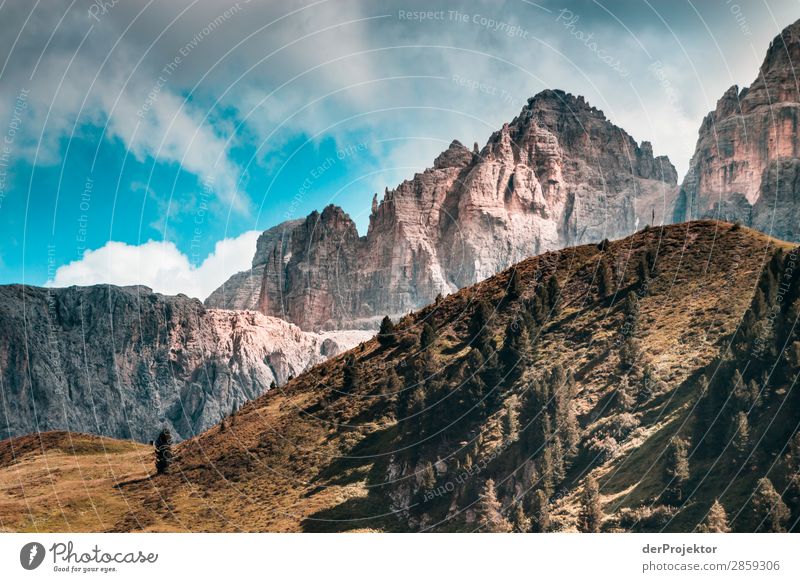 Bergkette mit Wolken in den Dolomiten III Tourismus Strukturen & Formen Textfreiraum unten Ferien & Urlaub & Reisen Licht Textfreiraum rechts Schatten Kontrast