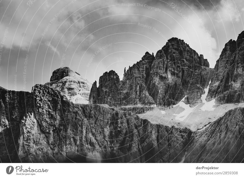 Bergkette mit Wolken in den Dolomiten in Schwarzweiß Tourismus Strukturen & Formen Textfreiraum unten Ferien & Urlaub & Reisen Licht Textfreiraum rechts
