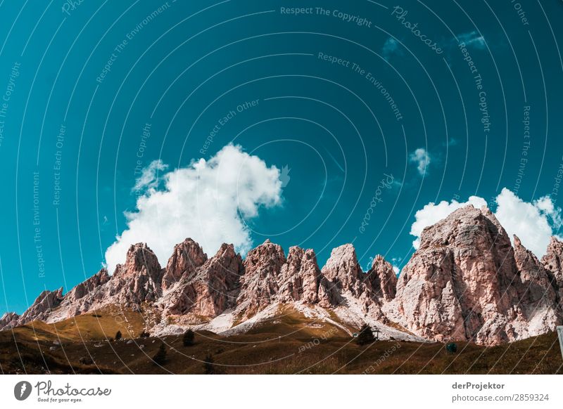 Bergkette mit Wolken in den Dolomiten Tourismus Strukturen & Formen Textfreiraum unten Ferien & Urlaub & Reisen Licht Textfreiraum rechts Schatten Kontrast