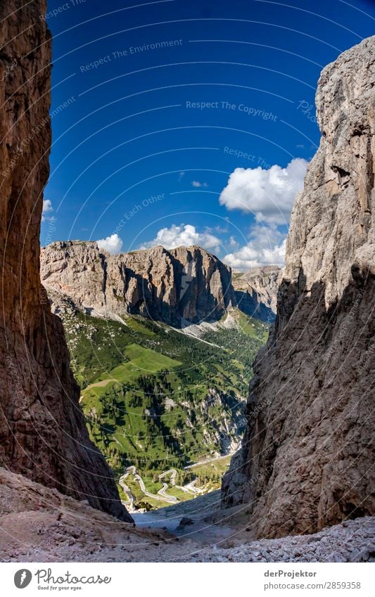 Blick zwischen zwei Felsspalten auf die nächsten Berge in den Dolomiten Tourismus Strukturen & Formen Textfreiraum unten Ferien & Urlaub & Reisen Licht