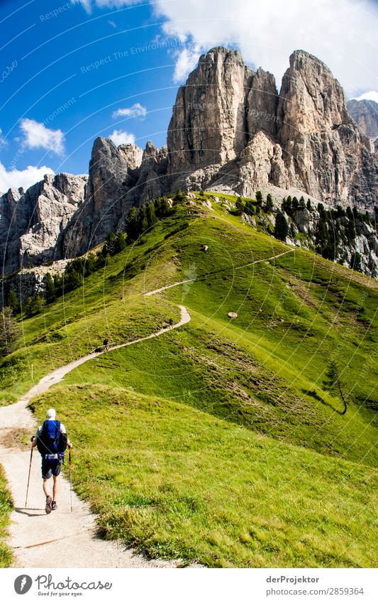 Wanderweg mit Wanderer mit Panoramablick in den Dolomiten Tourismus Strukturen & Formen Textfreiraum unten Ferien & Urlaub & Reisen Licht Textfreiraum rechts
