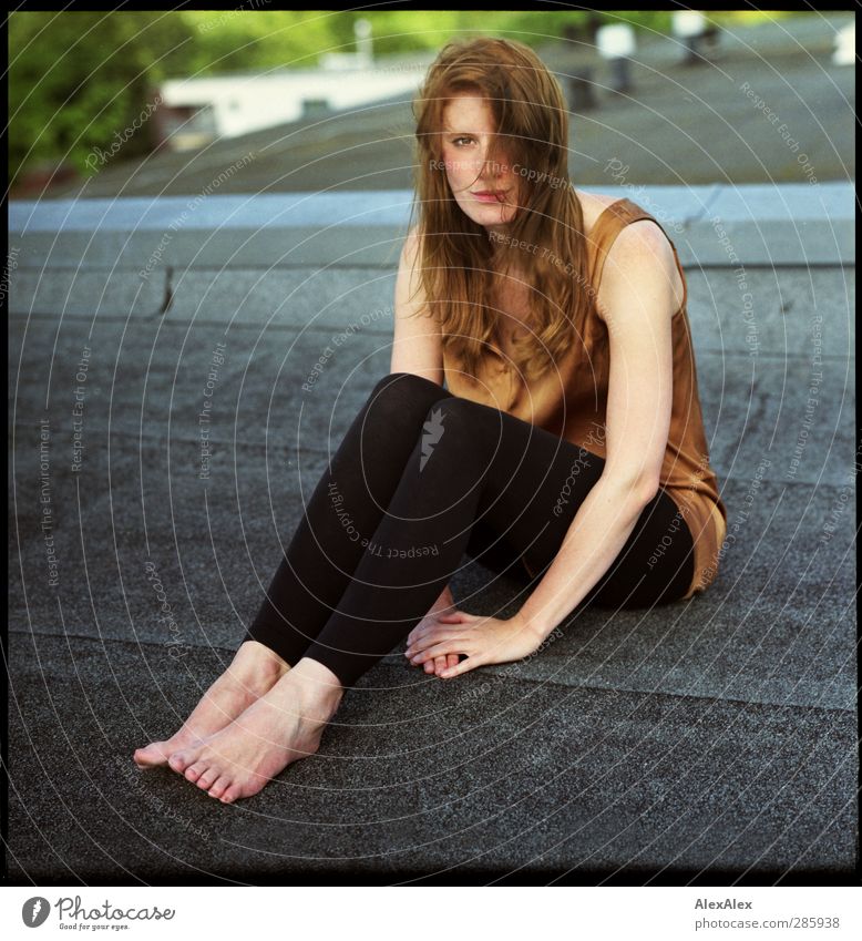 Der schönste Sitzstreik der Welt Junge Frau Jugendliche Körper Haare & Frisuren Beine Fuß 18-30 Jahre Erwachsene Dach rothaarig langhaarig Blick sitzen