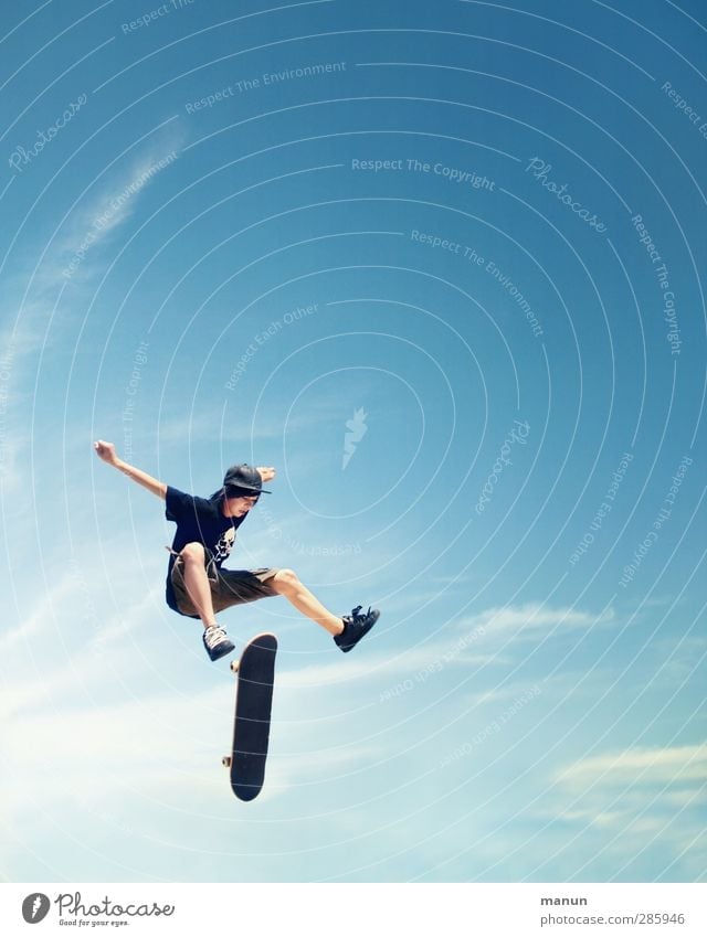 sky-fly Leben Freizeit & Hobby Skateboard Skateboarding Mensch maskulin Junge Kindheit Jugendliche 1 13-18 Jahre Himmel Sommer fliegen Sport springen Coolness