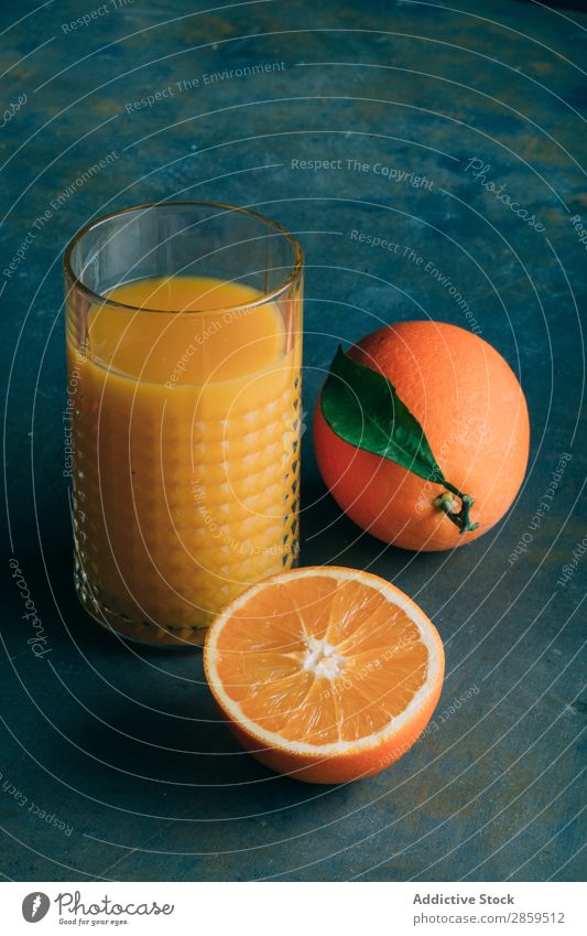 Frische Orangen und Glas mit Orangensaft Getränk Biografie Frühstück lecker trinken frisch Frucht Gesundheit Saft Messer Morgen organisch roh Tisch