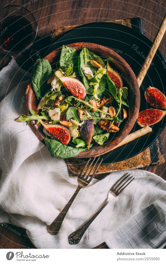 Gesunder Salat mit Salat, Feigen und Nüssen Vorspeise Schalen & Schüsseln Käse lecker Diät Lebensmittel frisch Vogelperspektive Frucht Grissini Gesundheit