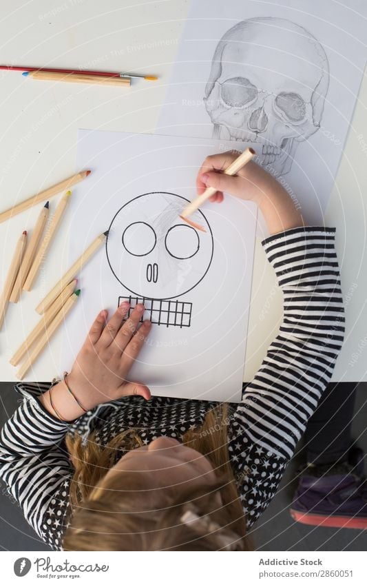 Mädchen, das eine einfache Skizze eines Schädels malt. Kunst Künstler Kohlenstoff Farbe mehrfarbig Kreativität zeichnen Zeichnung Hand Grafik u. Illustration