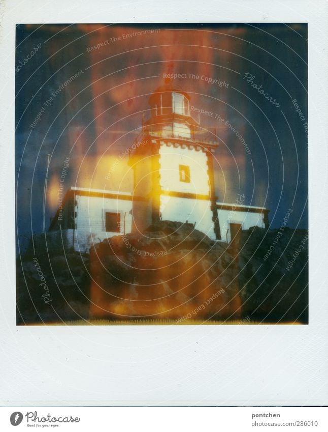Polaroid. Leuchtturm auf Felsen Landschaft Santorin alt Himmel Farbfoto mehrfarbig Außenaufnahme