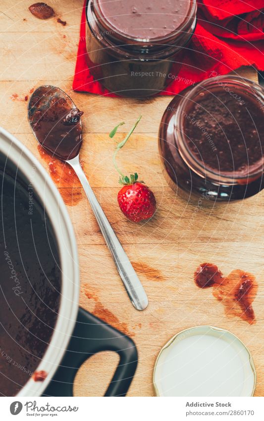 Zubereitung von hausgemachter Erdbeermarmelade aromatisch gehackt Konfiture Koch Schneidebrett lecker Lebensmittel Frucht Glas Gesundheit gebastelt Zutaten