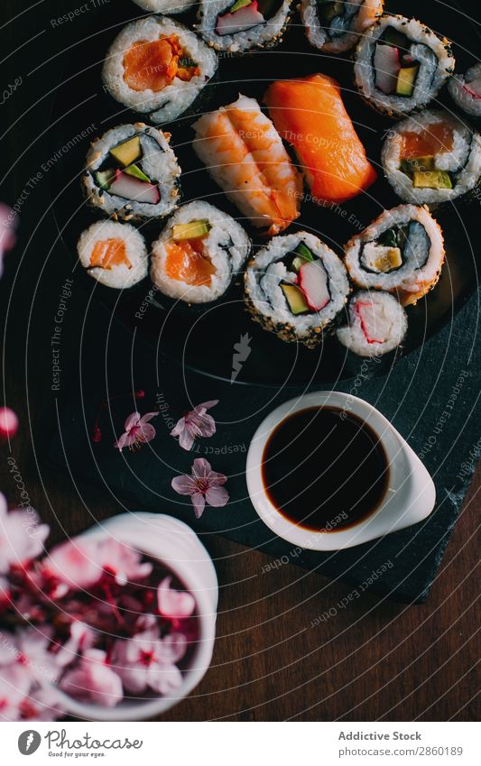 Sushi an der Tafel serviert asiatisch Avocado Essstäbchen Speise Fisch Blume Lebensmittel Ingwer Japaner maki Nigiri nori roh Reis Lachs Sashimi Meeresfrüchte