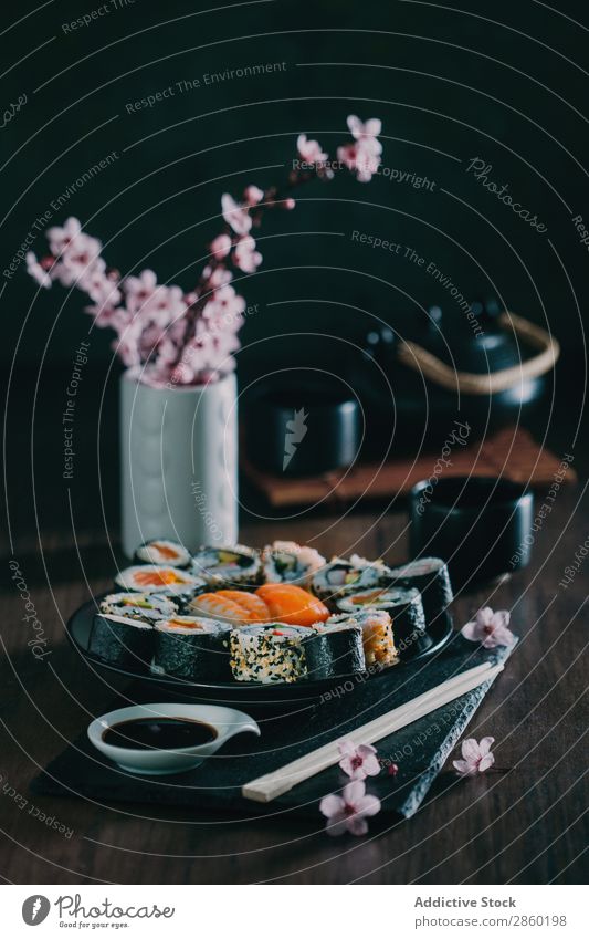 Sushi an der Tafel serviert asiatisch Avocado Essstäbchen Speise Fisch Blume Lebensmittel Ingwer Japaner maki Nigiri nori roh Reis Lachs Sashimi Meeresfrüchte