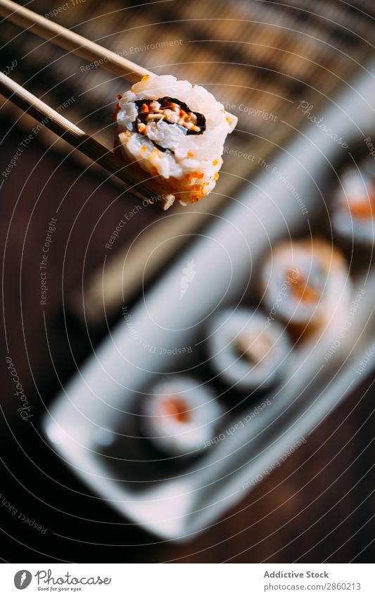Sushi Maki Rollen und Sashimi auf Holzuntergrund asiatisch Avocado Essstäbchen Speise Fisch Lebensmittel Ingwer Japaner maki Nigiri nori roh Reis Lachs