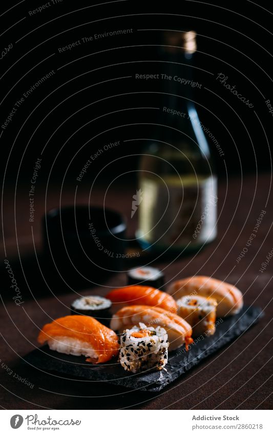 Sushi Maki Rollen und Sashimi auf Holzuntergrund asiatisch Avocado Essstäbchen Speise Fisch Lebensmittel Ingwer Japaner maki Nigiri nori roh Reis Lachs