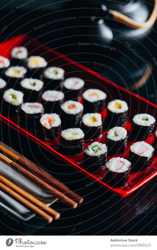 Servieren von sortiertem Sushi asiatisch Avocado Tafel Essstäbchen Speise Fisch Lebensmittel Ingwer Japaner maki Nigiri nori roh Reis Lachs Sashimi
