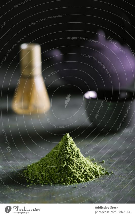 Zubereitung von Matcha-Tee mit Bambusbesen Getränk brauen grün Gesundheit Japaner Pulver Rührbesen