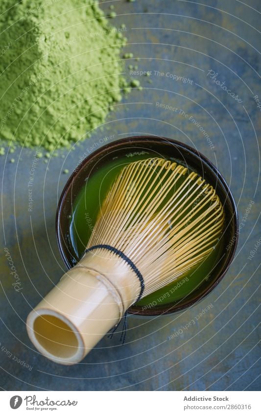 Zubereitung von Matcha-Tee mit Bambusbesen Getränk brauen grün Gesundheit Japaner Pulver Rührbesen