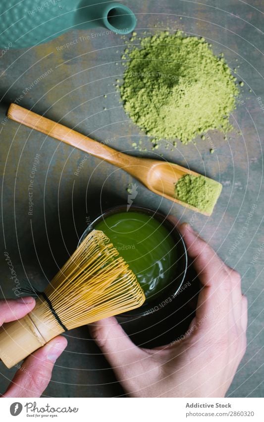Zubereitung von Matcha-Tee mit Bambusbesen Getränk brauen grün Hand Gesundheit Japaner Mann Pulver Baggerlöffel Löffel Rührbesen