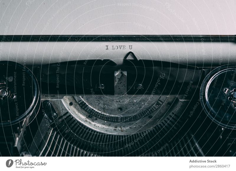 Nahaufnahme einer Retro-Schreibmaschine analog Antiquität Charakter klassisch Entwurf Kreativität Journalist Klaviatur Buchstaben Liebe Liebespaar Maschine