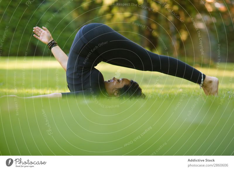 Junge Frau, die Yoga im Freien praktiziert. Aktion Einsamkeit Asana Gleichgewicht schön brünett Tag Fitness Mädchen grün Pflanze Gesundheit Lifestyle Meditation