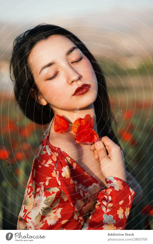 Wunderschönes Modell in rotem Kleid mit Mohnblumen. Frau genießen Feld Blume Unbekümmertheit Farbe Augen geschlossen Freizeit & Hobby Beautyfotografie Sommer