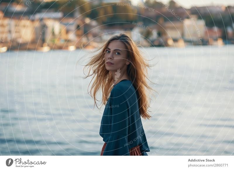 Frau steht vor der Stadtansicht hübsch Jugendliche Bucht Seeküste Aussicht Meer Wasser ruhen Erholung schön attraktiv Mensch Beautyfotografie Erwachsene Stil