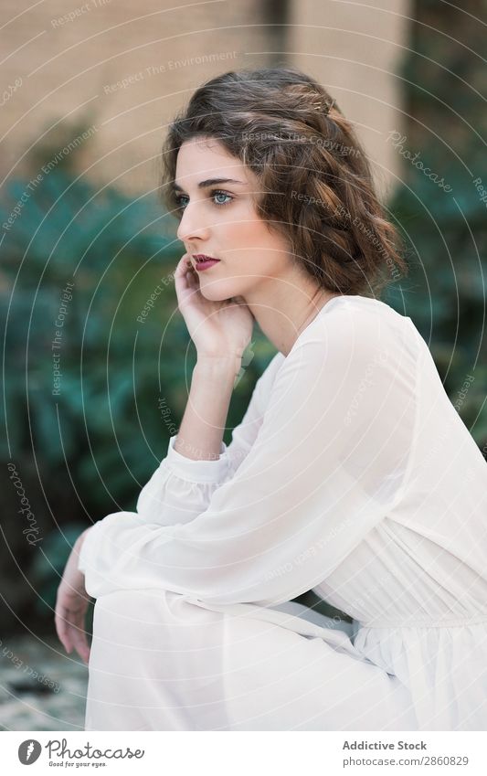 Attraktive Frau im weißen Kleid Jugendliche attraktiv Blick in die Kamera verführerisch anschaulich schön Beautyfotografie Mensch hübsch Dame Porträt Mode