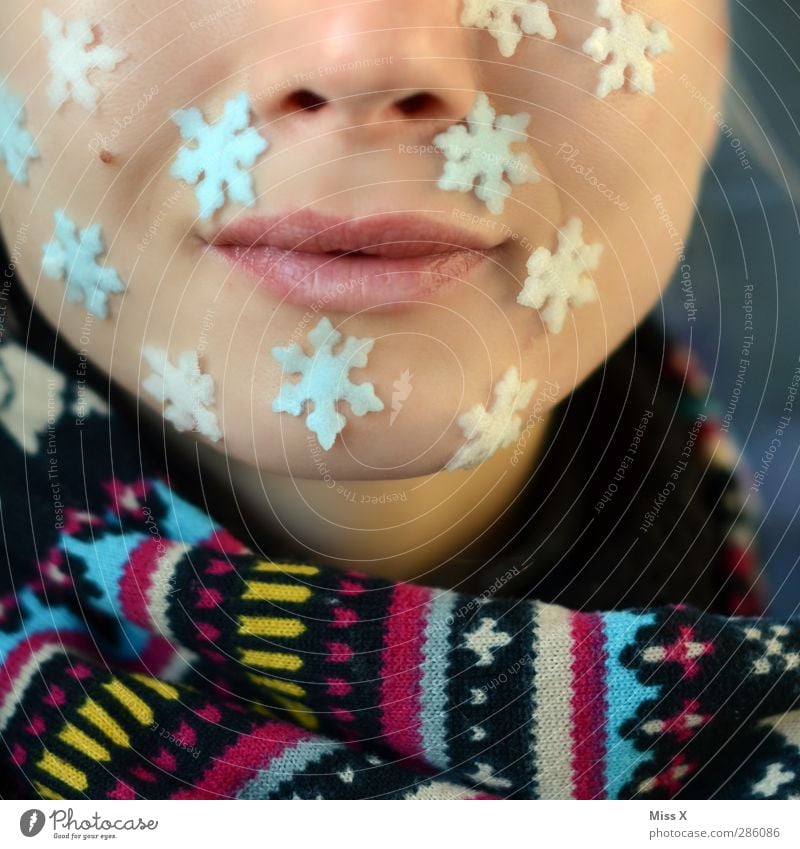 Schneeflocken Mensch feminin Frau Erwachsene Gesicht 1 18-30 Jahre Jugendliche Winter Eis Frost Schneefall kalt Schneekristall Dekoration & Verzierung
