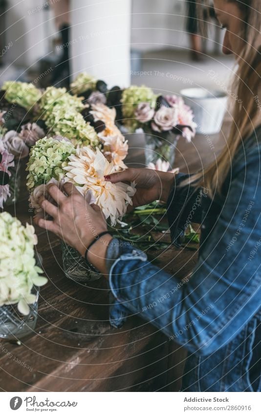 Frau am Tisch mit Blumensträußen in Vasen Blumenstrauß Pflanze Chrysantheme Rose Zweig Glück frisch Haufen Blatt Holz Dame Ast Blütenknospen Natur Kreativität